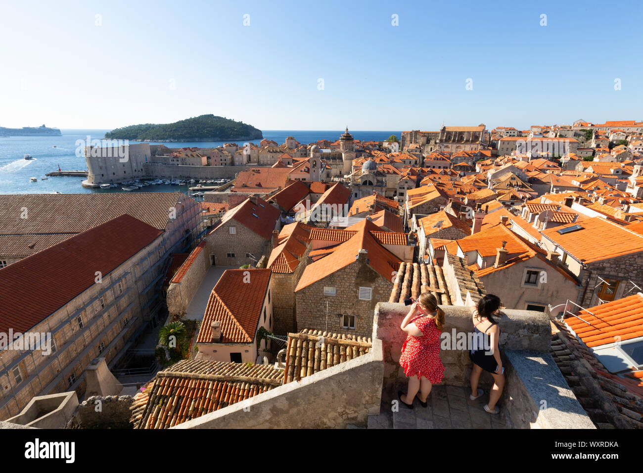 Les touristes de Dubrovnik ; deux femmes autour des murs de la ville, Stari Grad aka la vieille ville de Dubrovnik classée au patrimoine mondial de l'UNESCO, Dubrovnik Croatie Europe Banque D'Images