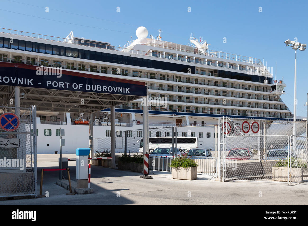 Bateau de croisière Dubrovnik - un grand bateau de croisière amarré dans le Port de Dubrovnik, Croatie Europe Banque D'Images