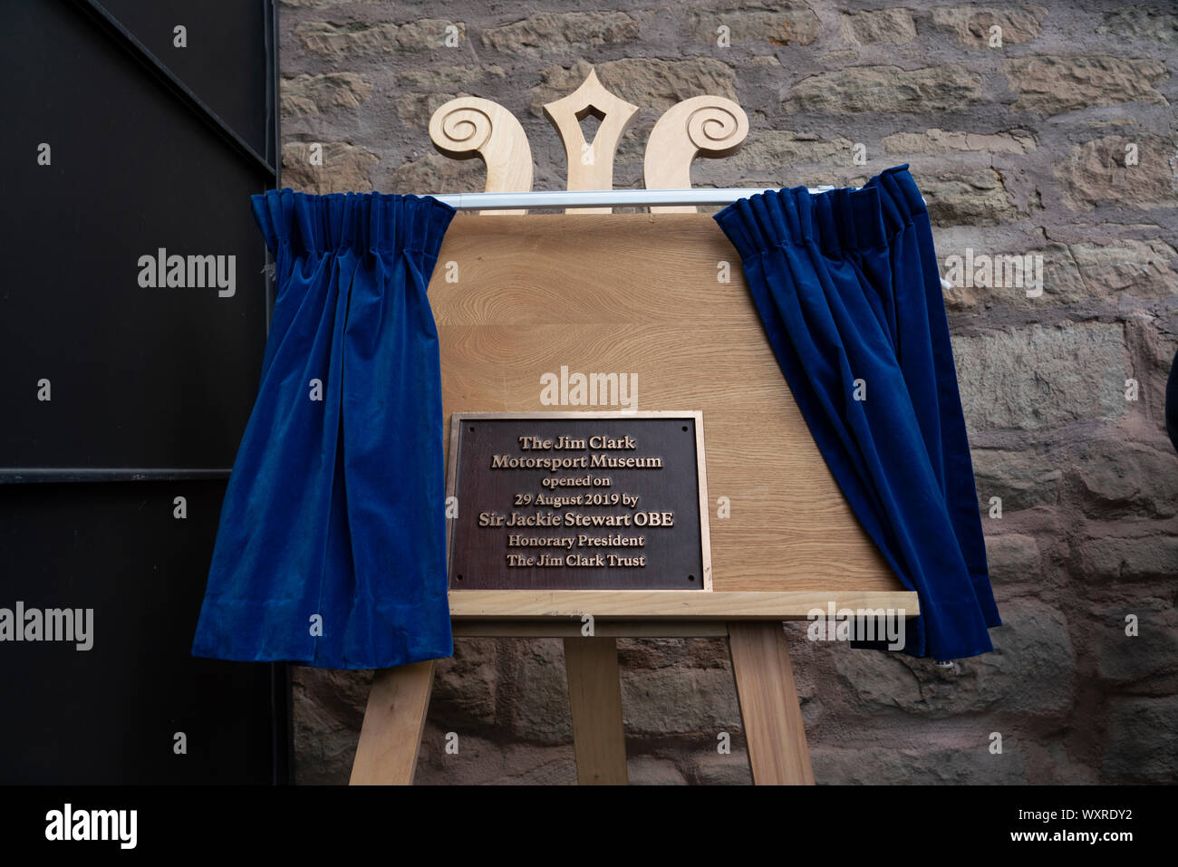 Ouverture officielle du nouveau Jim Clark Motorsport Museum de Duns, Ecosse, Royaume-Uni. Sur la photo. Plaque après présentation par Sir Jackie Stewart. Banque D'Images