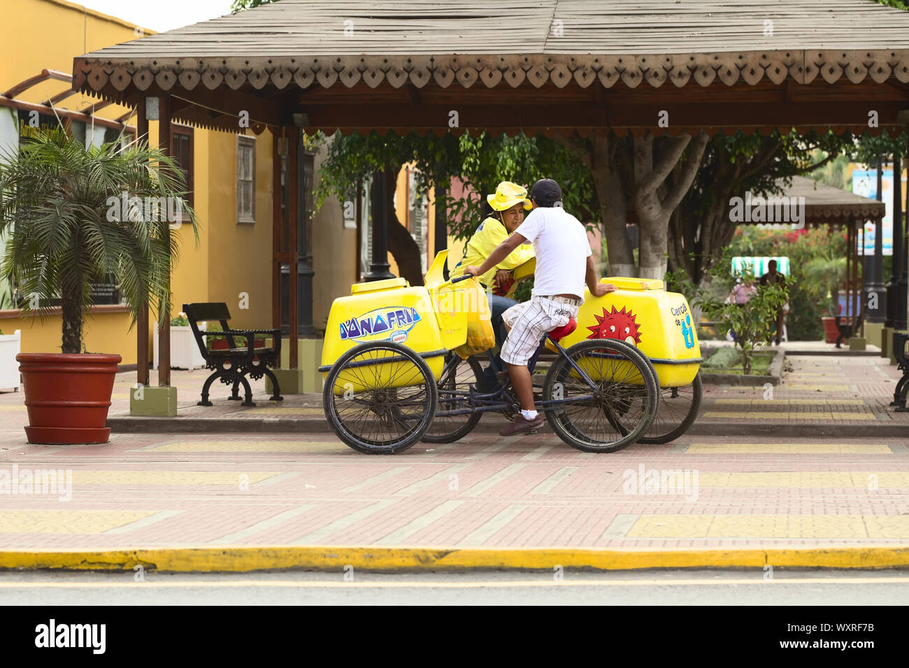 LIMA, PÉROU - 19 AVRIL 2012 : vendeurs mobiles de crème glacée avec des chariots de crème glacée D'Onofrio à Barranco, Lima, Pérou Banque D'Images