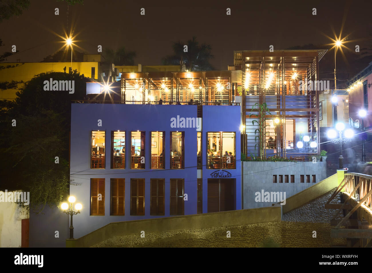 LIMA, PÉROU - 10 JUILLET 2013 : le Tio Mario Restaurant Anticucheria sur le pont Puente de los Suspiros dans le quartier de Barranco à Lima, Pérou Banque D'Images