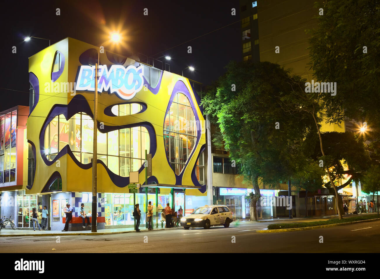 LIMA, PÉROU - 12 mars 2012 : Le fast food restaurant péruvien Bembos sur le coin de l'Avenida Jose Larco et Calle Jose Gonzales dans le district de M Banque D'Images