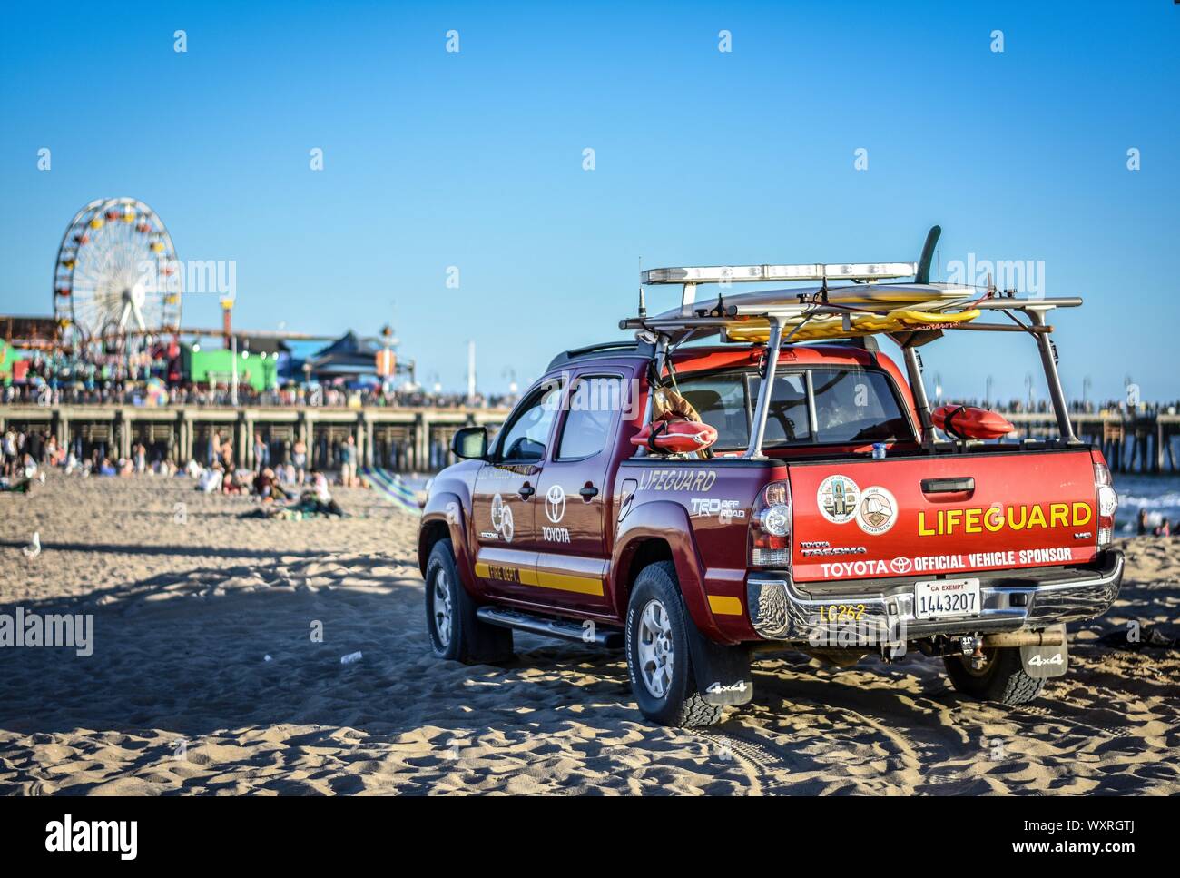 Lifeguard chariot à la jetée de Santa Monica en Californie Banque D'Images