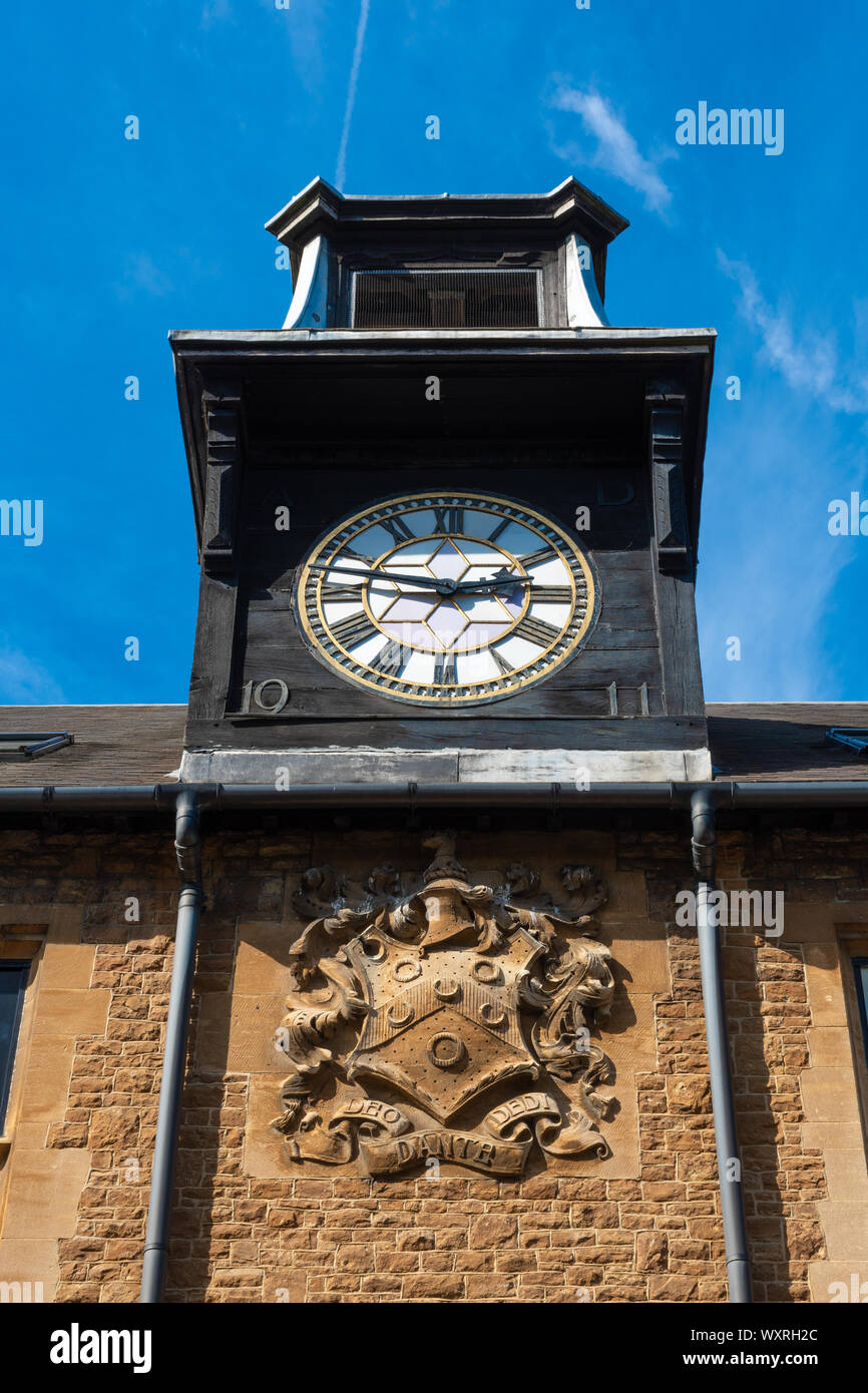 Charterhouse School, un pensionnat à Surrey, Angleterre, Royaume-Uni. La vieille horloge chartreux, pour célébrer le tricentenaire de l'école. Banque D'Images