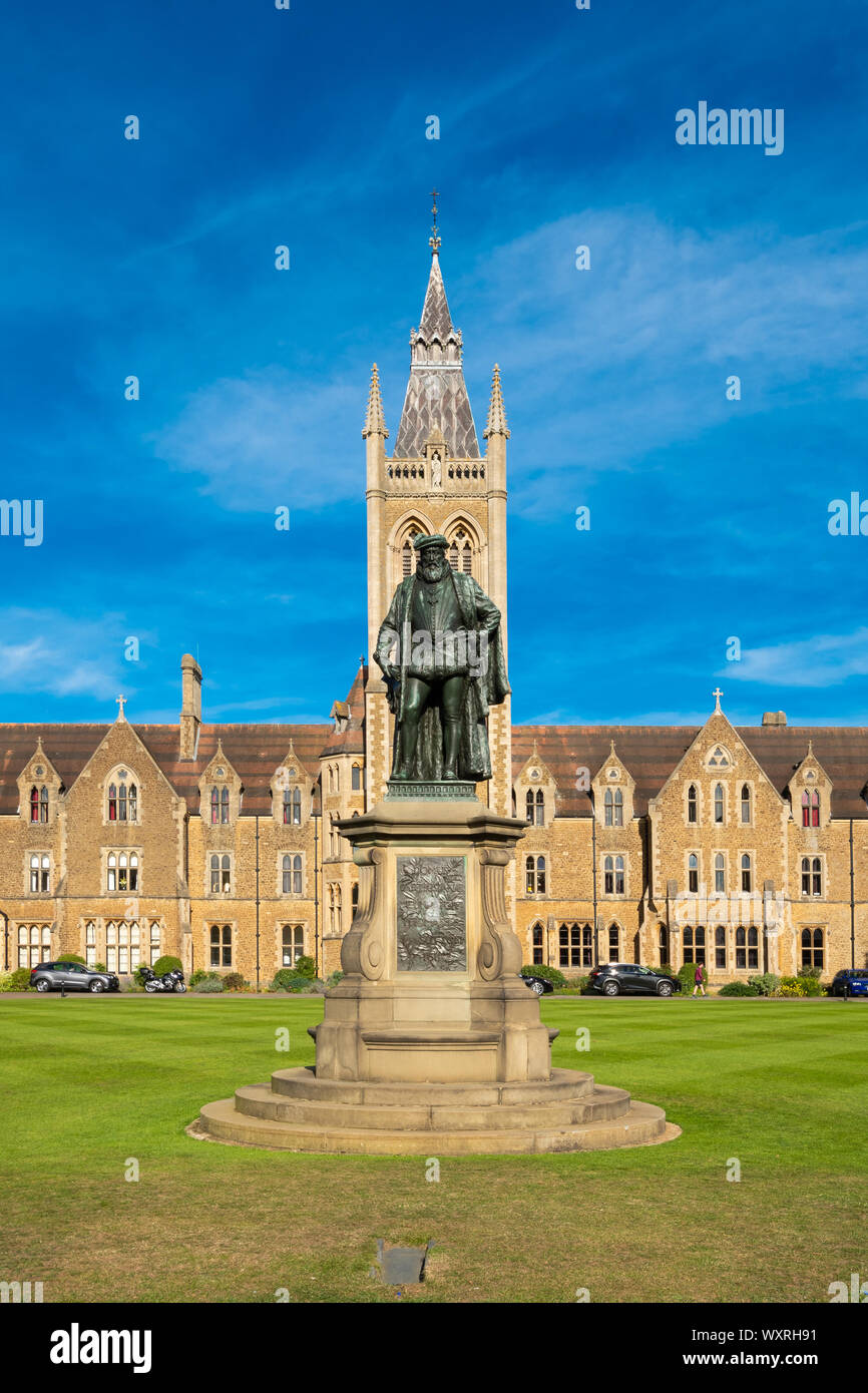 Charterhouse School, un pensionnat à Surrey, Angleterre, Royaume-Uni. Statue du fondateur Thomas Sutton en face de l'école et fondateurs Cour. Banque D'Images