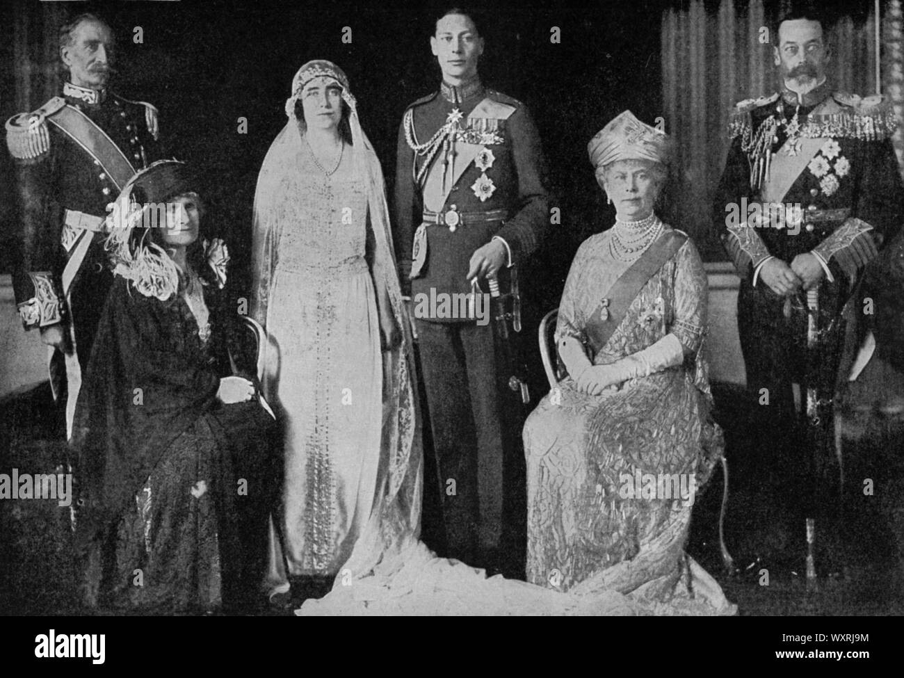 Un groupe familial, pris après le mariage du duc et de la duchesse de York, le 26th avril 1923. Le mariage du Prince Albert, du duc de York et de Lady Elizabeth Bowes-Lyon a eu lieu le 26th avril 1923 à l'abbaye de Westminster. Le couple fut plus tard connu sous le nom de roi George VI et de reine Elizabeth. Banque D'Images