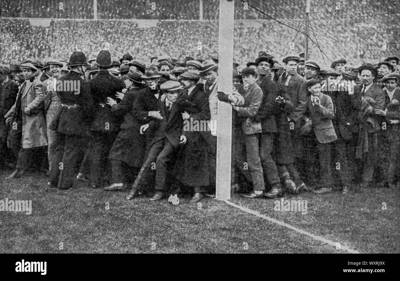 La finale de la coupe de Wembley, 1923. La foule débordait sur le terrain, avant le match entre Bolton Wanderers et West Ham. La finale de la FA Cup 1923 était une association football match entre Bolton Wanderers et West Ham United le 28 avril 1923. La finale a été précédée par des scènes chaotiques comme d'énormes foules ont bondi dans le stade. La foule est estimée avoir été aussi grand que 300 000. Bolton Wonderers a gagné le match 2 - 0. Banque D'Images