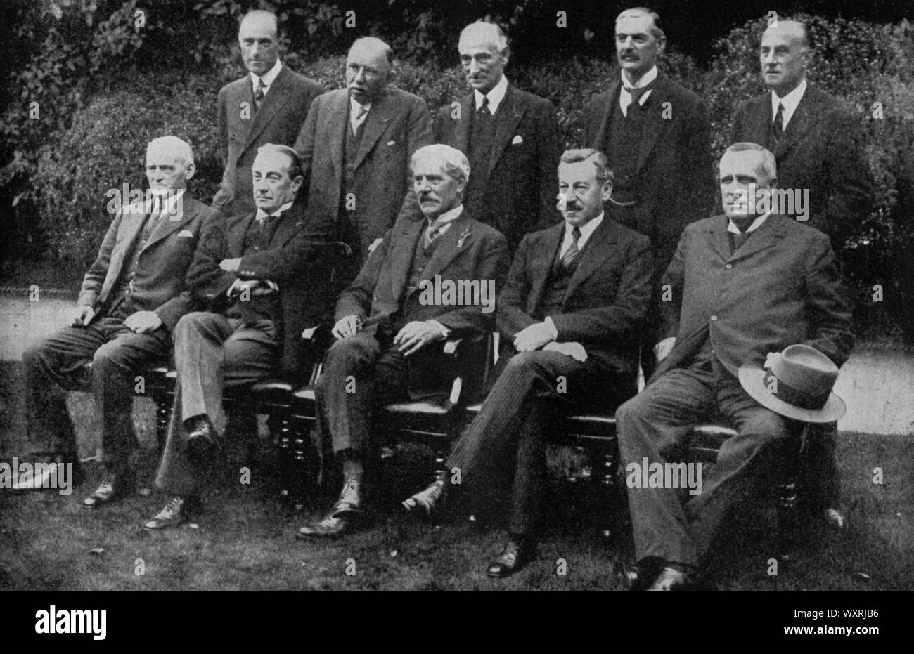 Le nouveau cabinet dans le jardin de Downing Street, le 24 août 1931. En 1931, l'économie était en crise, tant en Grande-Bretagne qu'ailleurs dans le monde, avec le début de la Grande Dépression. Baldwin et les conservateurs ont formé une coalition avec le premier ministre travailliste Ramsay MacDonald. Cette décision a entraîné l'expulsion de MacDonald de son propre parti. Rangée arrière (de gauche à droite) : C Lister, J Thomas, Rufus Isaacs, (Lord Reading), Neville Chamberlain et S Hoare (Viscount Templewood). Première rangée (de gauche à droite) : Philip Snowdon, Stanley Baldwin, le premier ministre Ramsay MacDonald, H Samuel et Lord Stanley. Banque D'Images