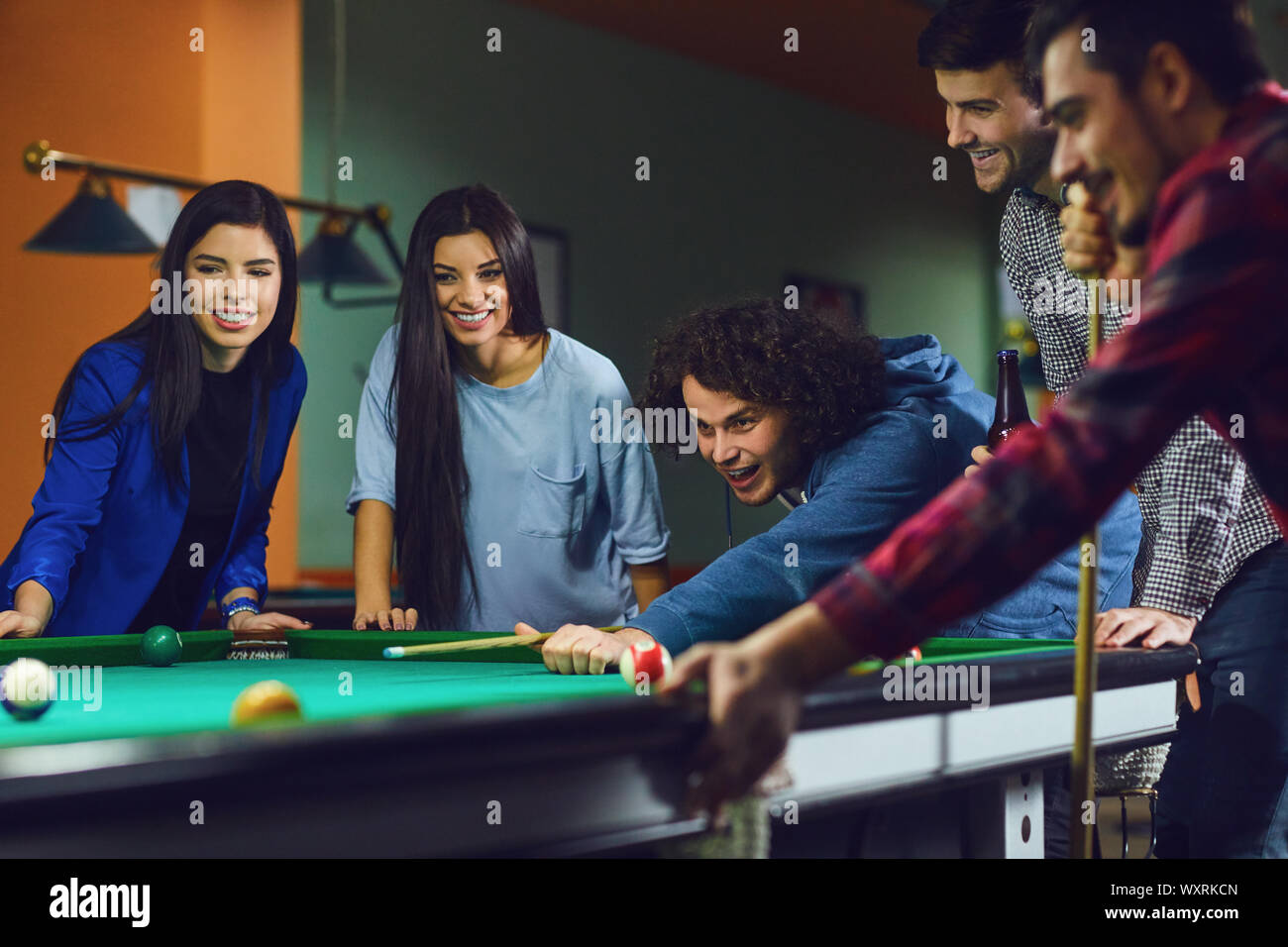 Les amis jouer au billard dans un bar. Banque D'Images