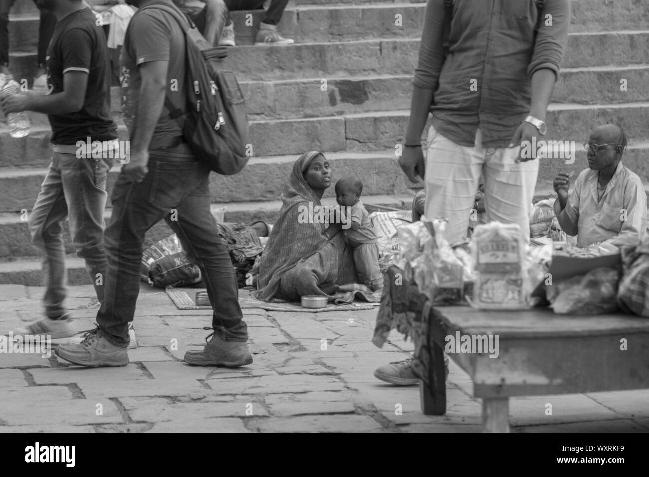 Pauvre mère et bébé sur le ghat de Varanasi Banque D'Images