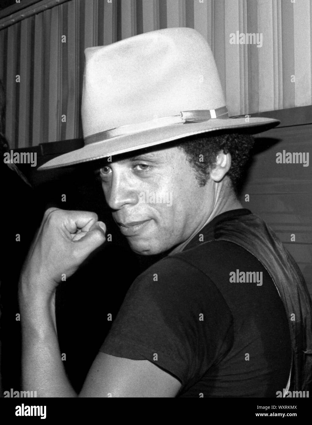 Garland Jeffreys pose dans les coulisses de son concert en août 1977. Le concert a lieu dans Central Park dans le cadre de la Dr. Pepper Music Festival à la patinoire Wollman. Banque D'Images Garland Jeffreys pose dans les coulisses de son concert en août 1977. Le concert a lieu dans Central Park dans le cadre de la Dr. Pepper Music Festival à la patinoire Wollman. Banque D'Images