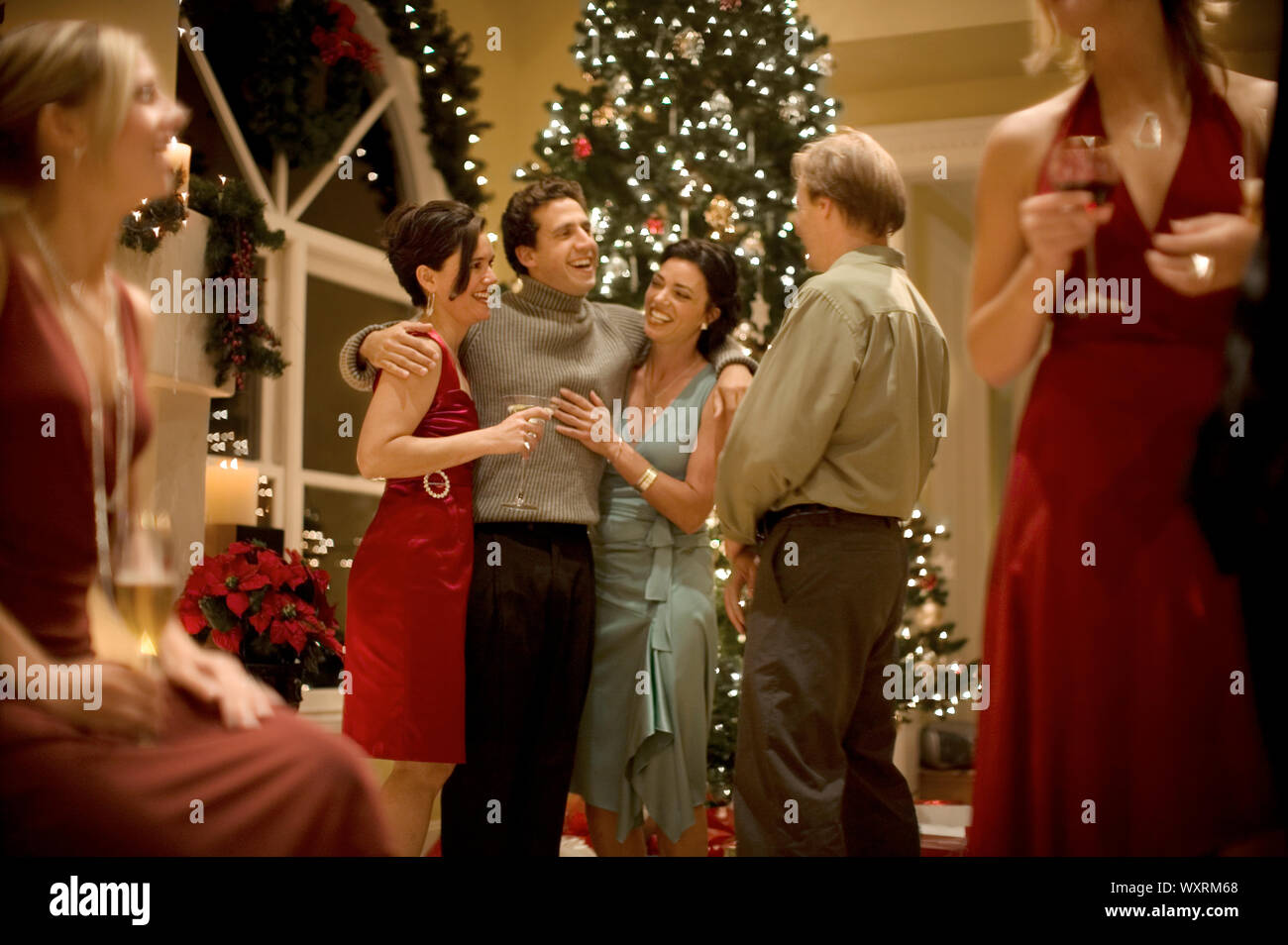 Groupe de la mi-amis adultes s'amuser à une fête de Noël. Banque D'Images
