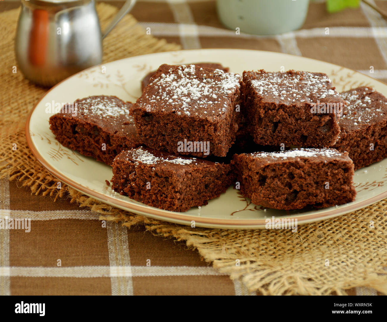 Brownies fait maison rustique dans un cadre d'automne. Format horizontal avec l'accent sur l'avant de brownies. Banque D'Images