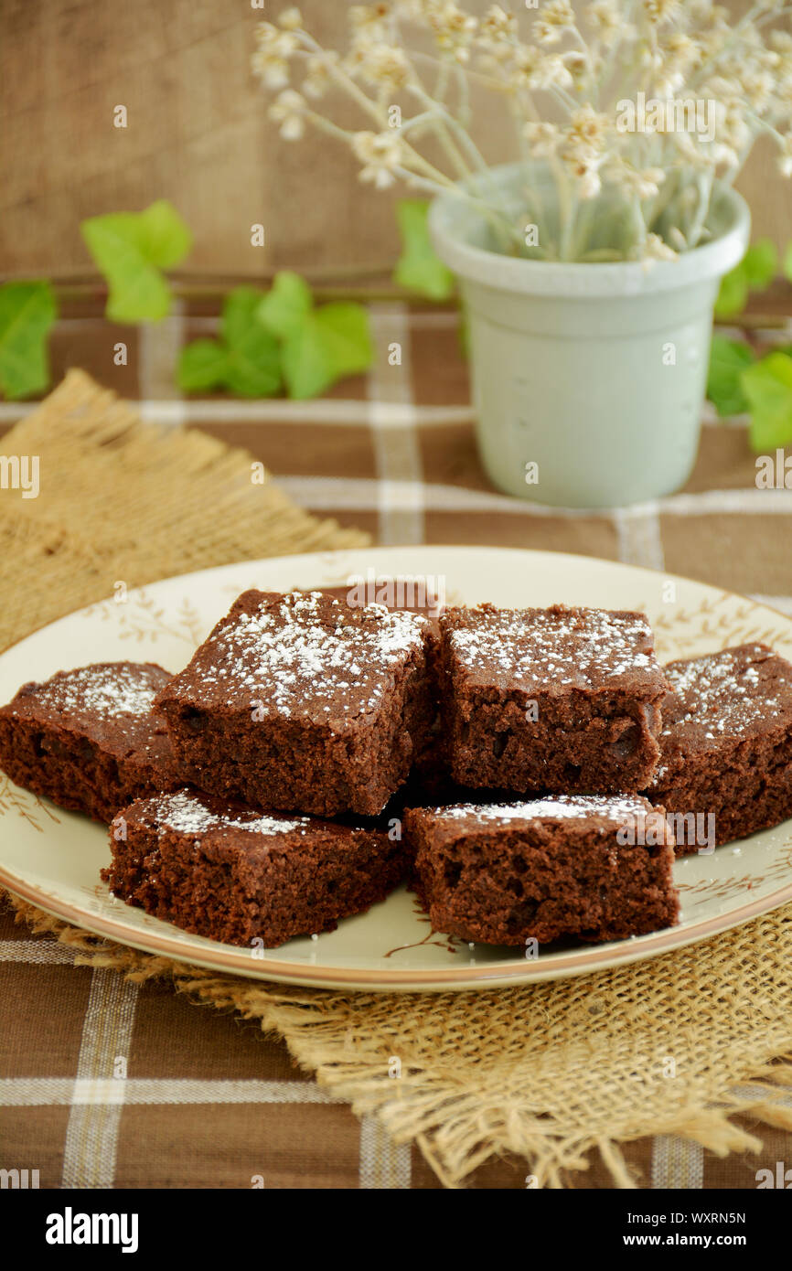 Brownies fait maison rustique dans un cadre d'automne. Format vertical avec l'accent sur l'avant de brownies. Banque D'Images