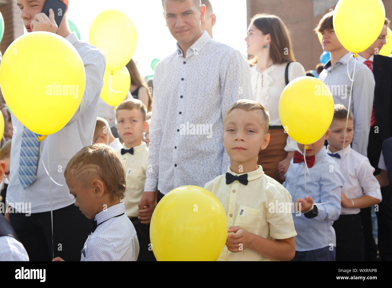 Minsk, Belarus - 02 septembre 2019 : Les enfants vont à l'école pour la première fois. 1C class alignés pour participer à une réunion de fête dans le gymnase 9-th Banque D'Images