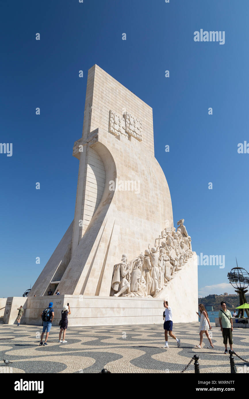 Les touristes à l'Padrao dos Descobrimentos (Monument des Découvertes) monument situé sur le bord du Tage, dans le quartier de Belém à Lisbonne, Portugal. Banque D'Images