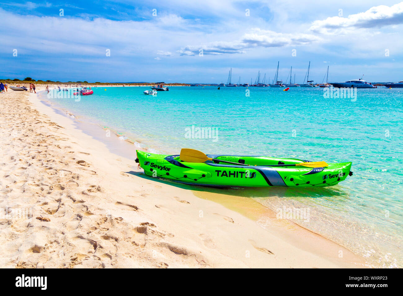 Kayak gonflable sur Platja de s'Alga plage de s'Espalmador, Espagne Banque D'Images