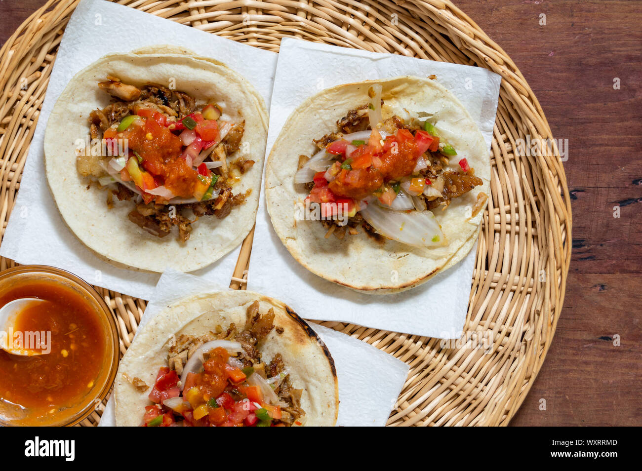 Carnitas tacos mexicains, de porc mijotés, traditionnellement à partir de l'État du Michoacán et rendu célèbre par les villes de Quiroga et Uruapan. Servi Banque D'Images