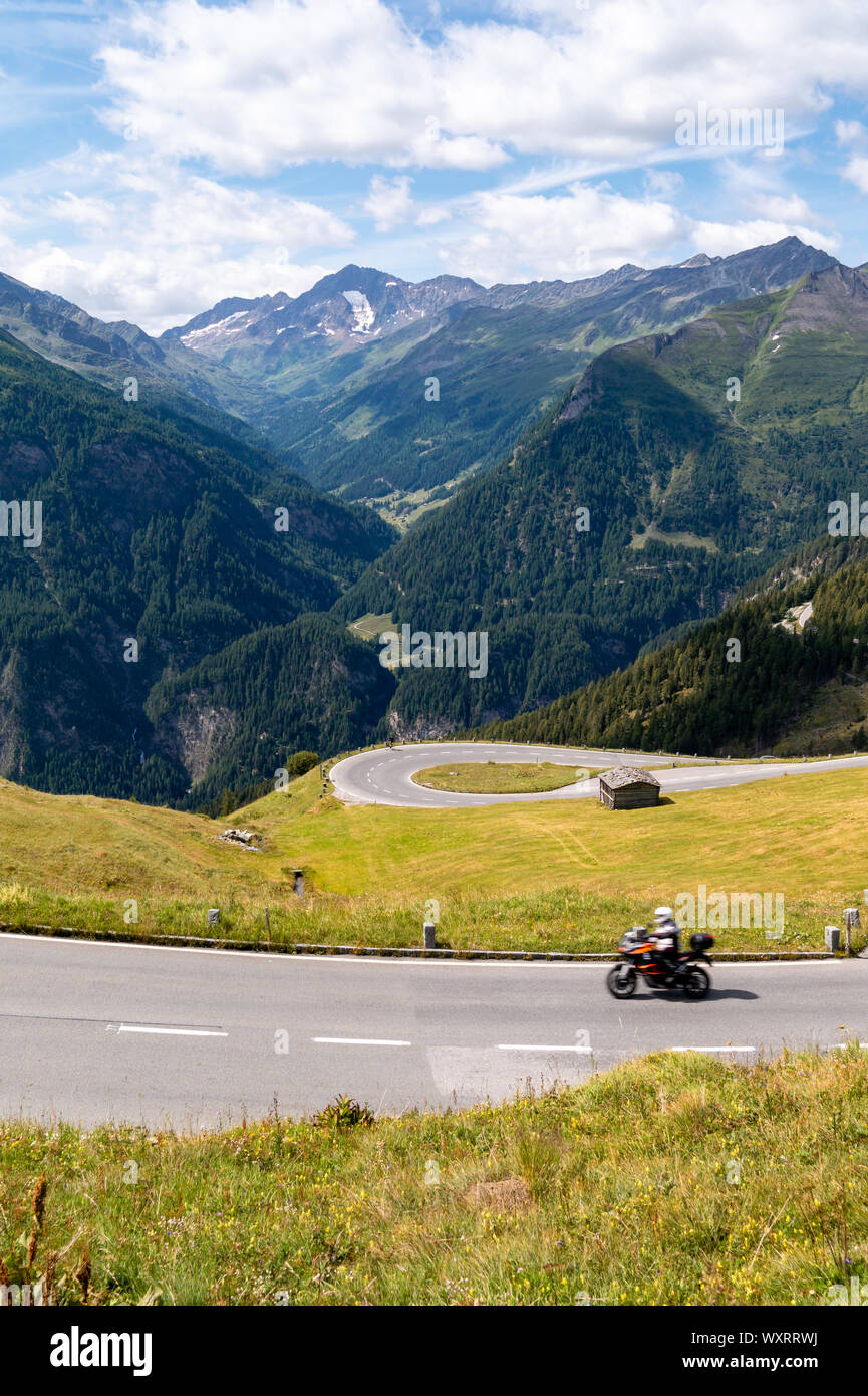 Motocycliste sur la Haute Route alpine du Grossglockner, scenic route touristique dans les Alpes autrichiennes Banque D'Images