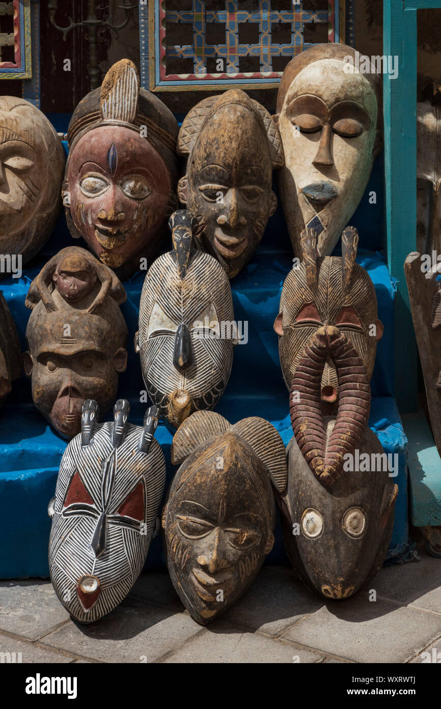 Masques africains en bois en vente dans les souks d'Essaouira, Maroc,  Maghreb, Afrique du Nord Photo Stock - Alamy