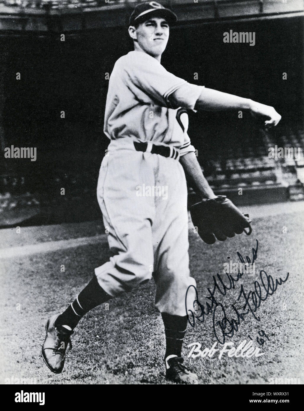 Vintage photo autographiée de Hall of Fame pitcher Bob Feller avec les Indians de Cleveland vers les années 1940. Banque D'Images