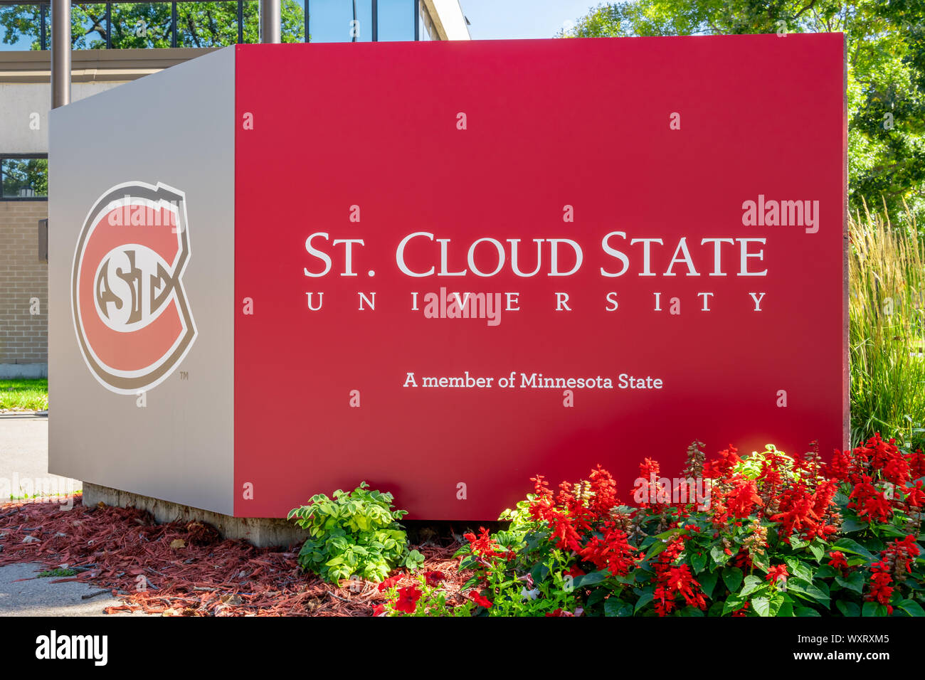 ST CLOUD, MN/USA - 15 septembre 2019 - panneau d'entrée et le logo à Saint Cloud State University. Banque D'Images