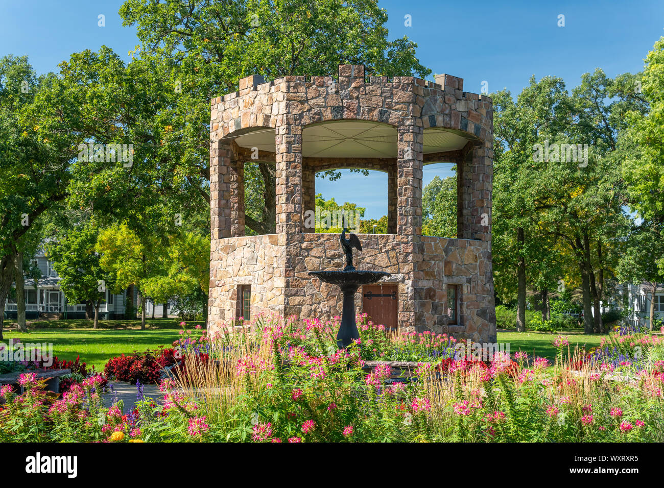 ST CLOUD, MN/USA - 15 septembre 2019 : Kiosque en granit Barden Park à St Cloud State University. Banque D'Images