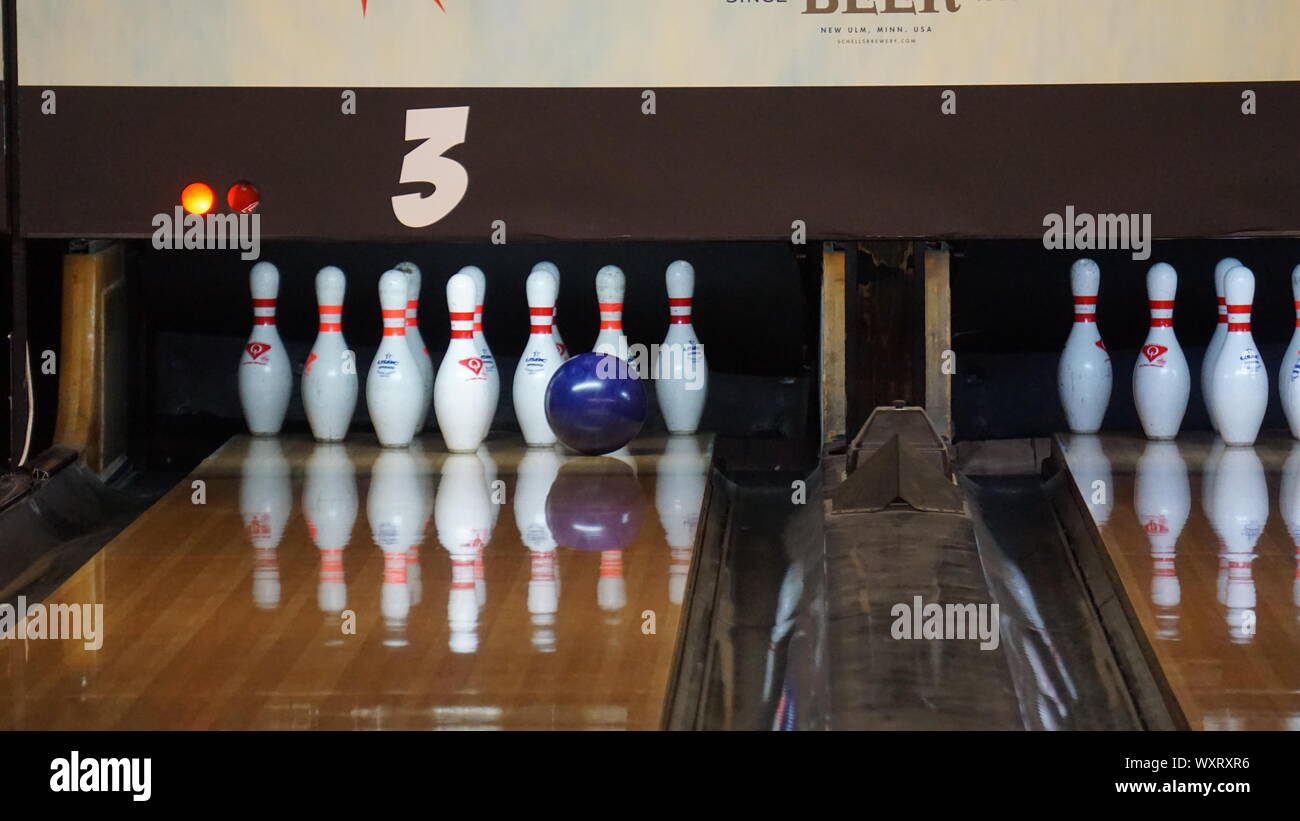 Bowling avec boule frappant des quilles avec rayures rouges. Park Tavern bowling et centre de divertissement. Saint Louis Park, Minnesota, USA. Banque D'Images
