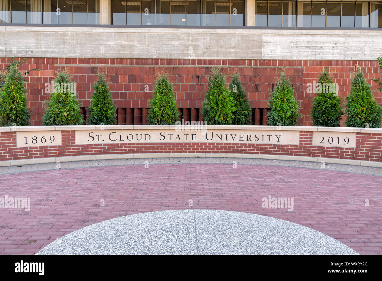 ST CLOUD, MN/USA - 15 septembre 2019 - panneau d'entrée et le logo à Saint Cloud State University. Banque D'Images