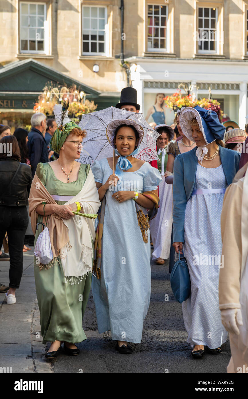 Jane Austen Festival 2019. La Grand Regency Promenade où 500 personnes de partout dans le monde se joignent à la procession officielle d'ouverture du festival.UK Banque D'Images