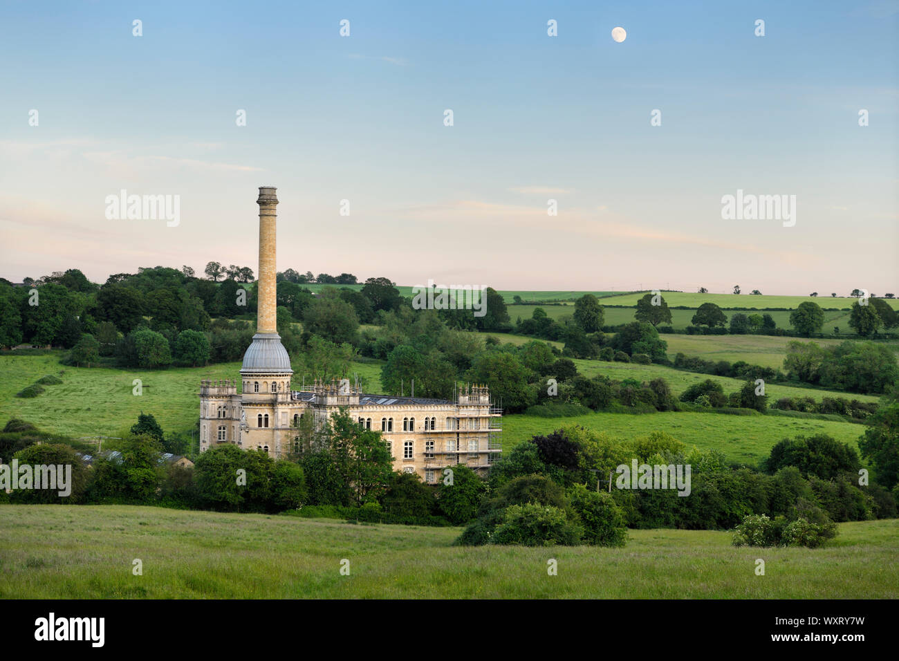 Bliss Tweed Mill à Chipping Norton en Angleterre un ancien moulin à laine tweed pour converti en appartements dans la soirée sous une Lune gibbeuse Banque D'Images