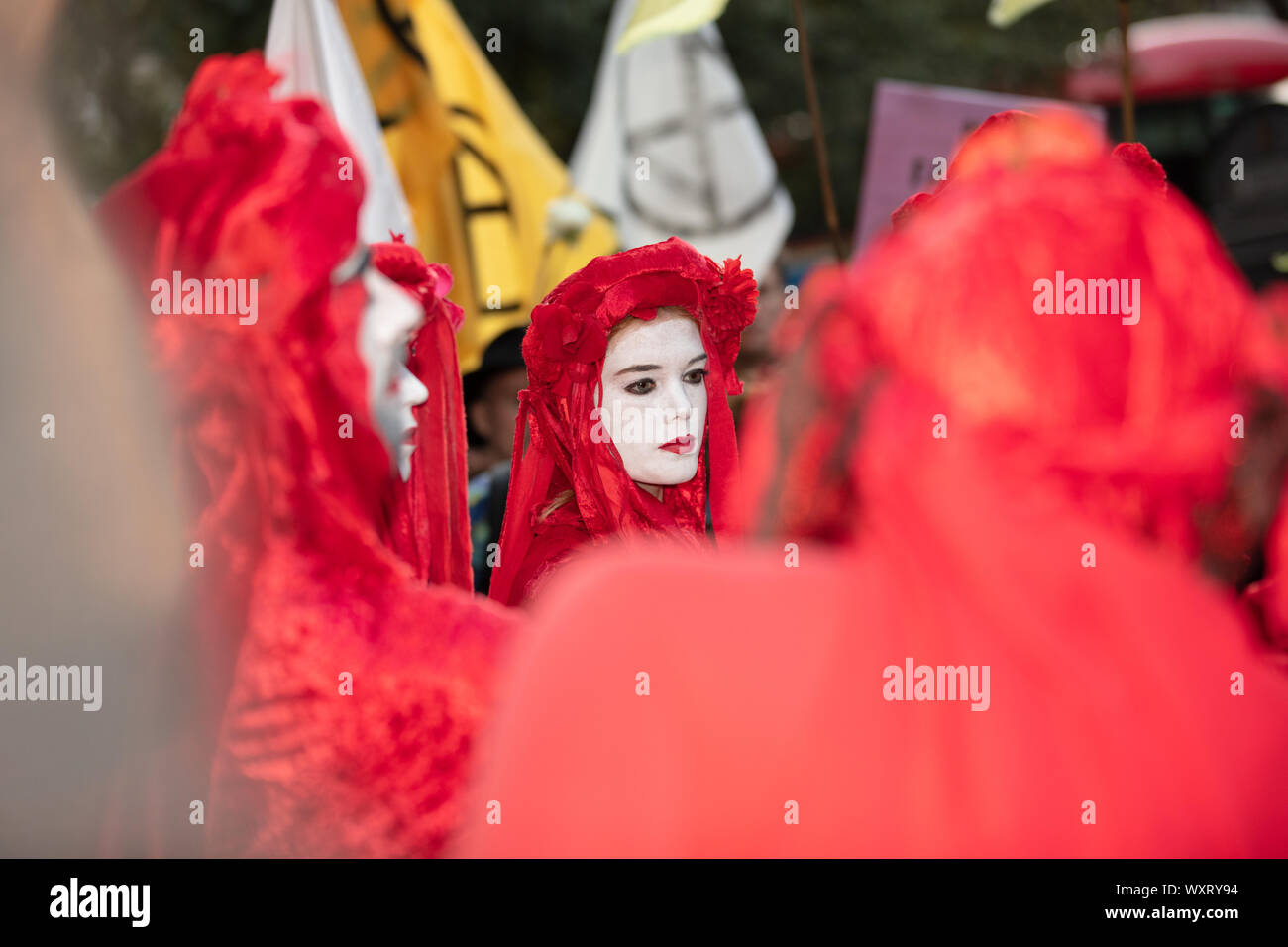 Londres, Royaume-Uni. 17 Septembre, 2019. Rébellion Extinction organisé une manifestation de protestation à la London Fashion Week, ici vu Créativité et imagination sont les robes rouge et blanc fait face à des rebelles en dehors de la Brigade rouge lieu de la mode. Crédit : Joe Keurig / Alamy News Banque D'Images