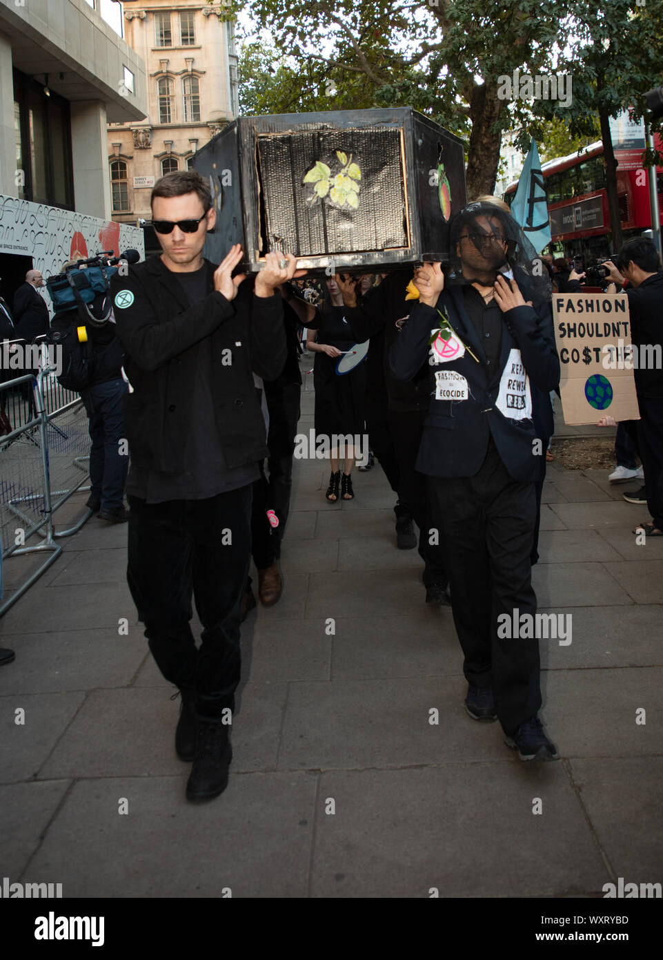 Londres, Royaume-Uni. 17 Septembre, 2019. Rébellion Extinction organisé une manifestation de protestation à la London Fashion Week, ici vu portant un cercueil et un conseil qui dit "la mode ne devrait pas co$t (le monde). Crédit : Joe Keurig / Alamy News Banque D'Images