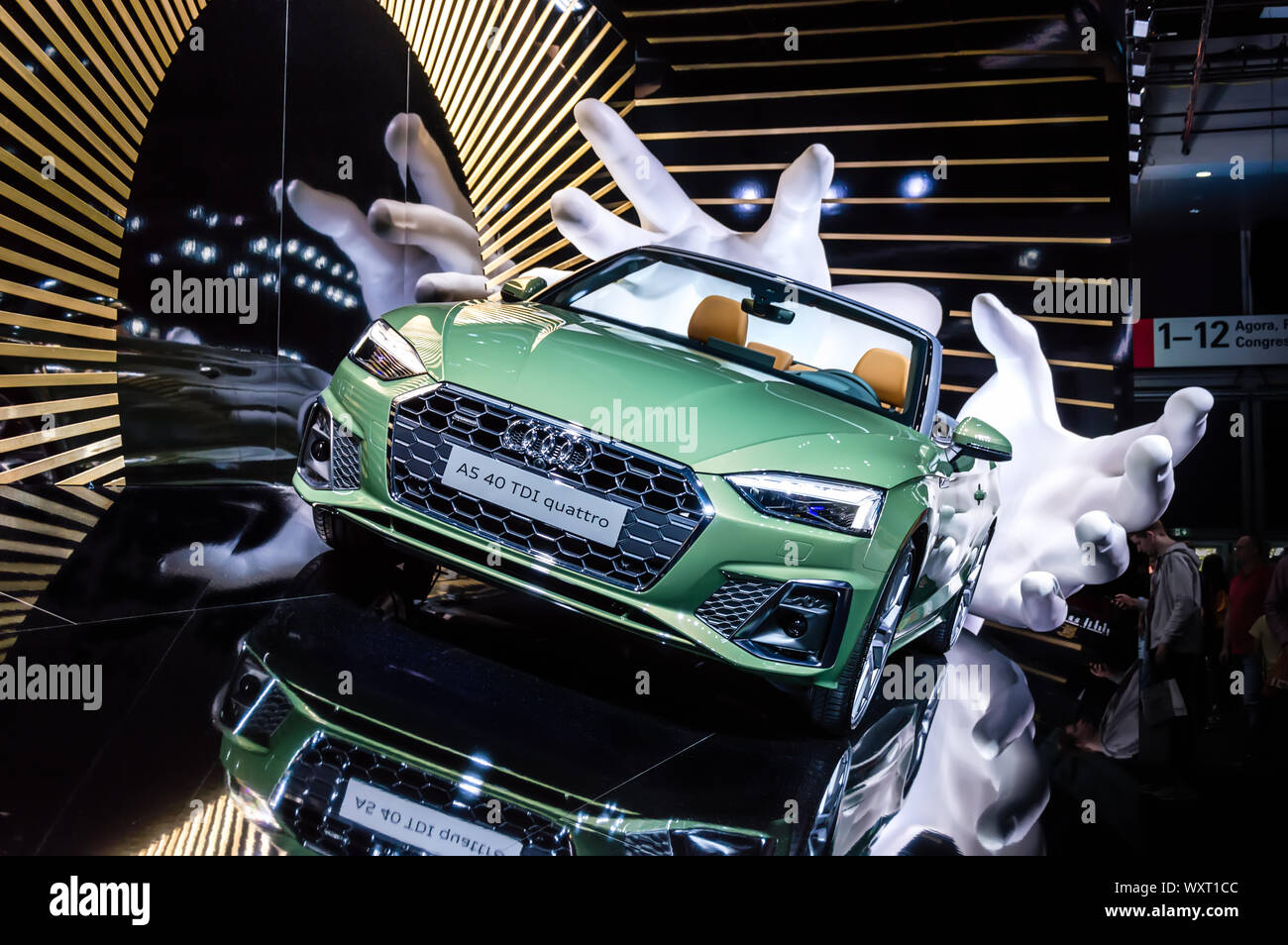 Francfort - Sep 15, 2019 : Nouvelle Audi A5 40 TDI quattro cabriolet voiture dans Green Metallic - lifting pour le luxe cabrio présentée à l'IAA de Francfort 2019 Moto Banque D'Images