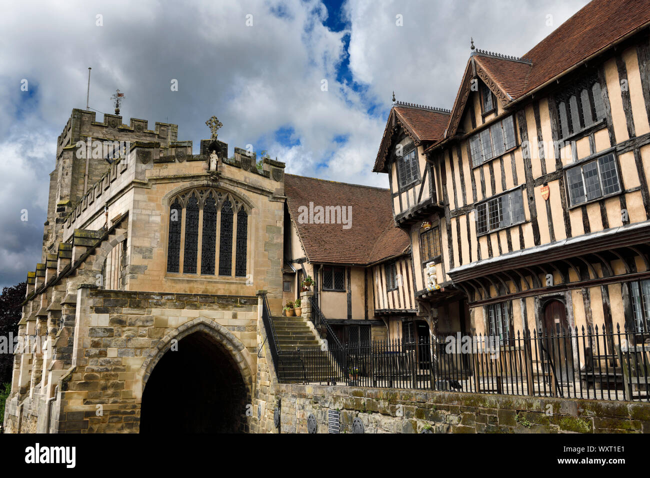 Lord Leycester Crooked hôpitaux pour anciens combattants à West Gate avec 12e siècle Chapelle de St James sur High Street Warwick en Angleterre Banque D'Images