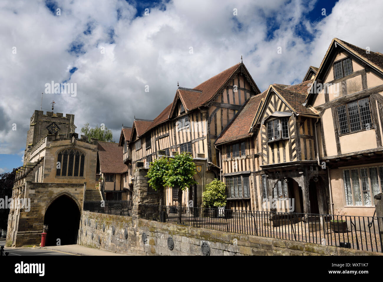 Maisons tudor médiéval de travers de Lord Leycester Hospital au 12ème siècle Chapelle de St James sur porte de l'Ouest sur la Rue Warwick en Angleterre Banque D'Images