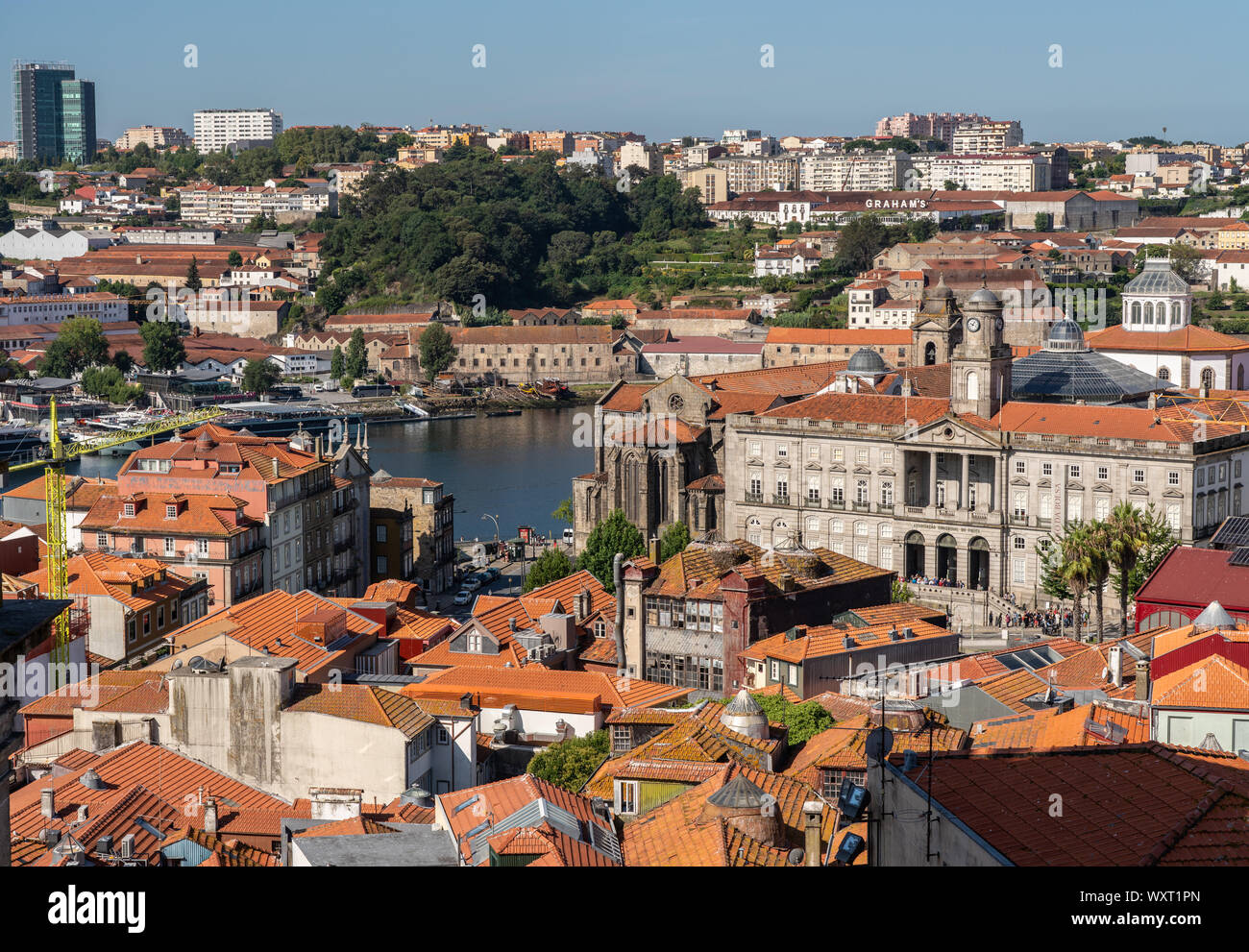 Détail de vieilles maisons et appartements au centre-ville de Porto Banque D'Images