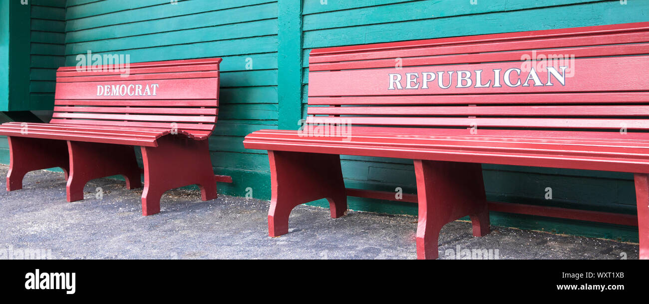 Bancs distincts pour la fierté de Démocrates et Républicains's Crossing ancien railroad crossing dans le Massachusetts, Etats-Unis Banque D'Images