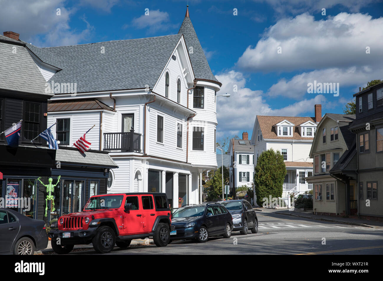 American red Jeep parqué par Bar et Restaurant à la Manchester-by-the-Sea. Massachusetts, États-Unis Banque D'Images