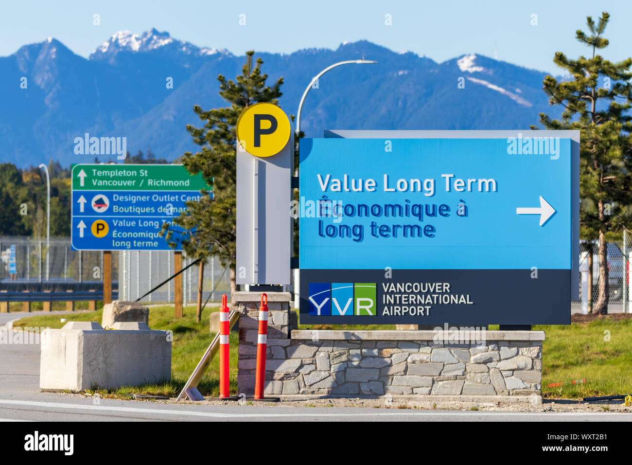 Parking à long terme de qualité supérieure à l'aéroport international de Vancouver. Aéroport (YVR) avec montagnes en arrière-plan. Banque D'Images