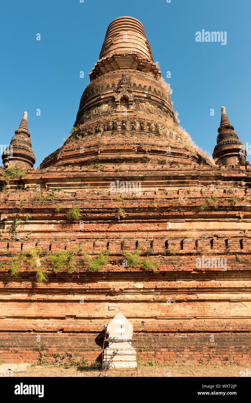 Photo verticale de brique Monastère, une pagode bouddhiste situé dans le parc archéologique de Bagan, Myanmar Banque D'Images