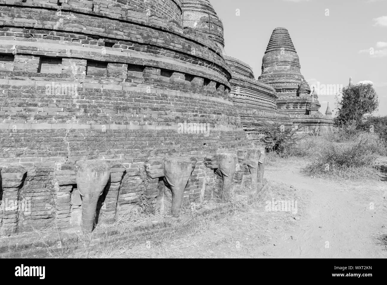 Noir et blanc photo de monastère en brique, beaucoup de belles pagodes situé dans le parc archéologique de Bagan, Myanmar Banque D'Images