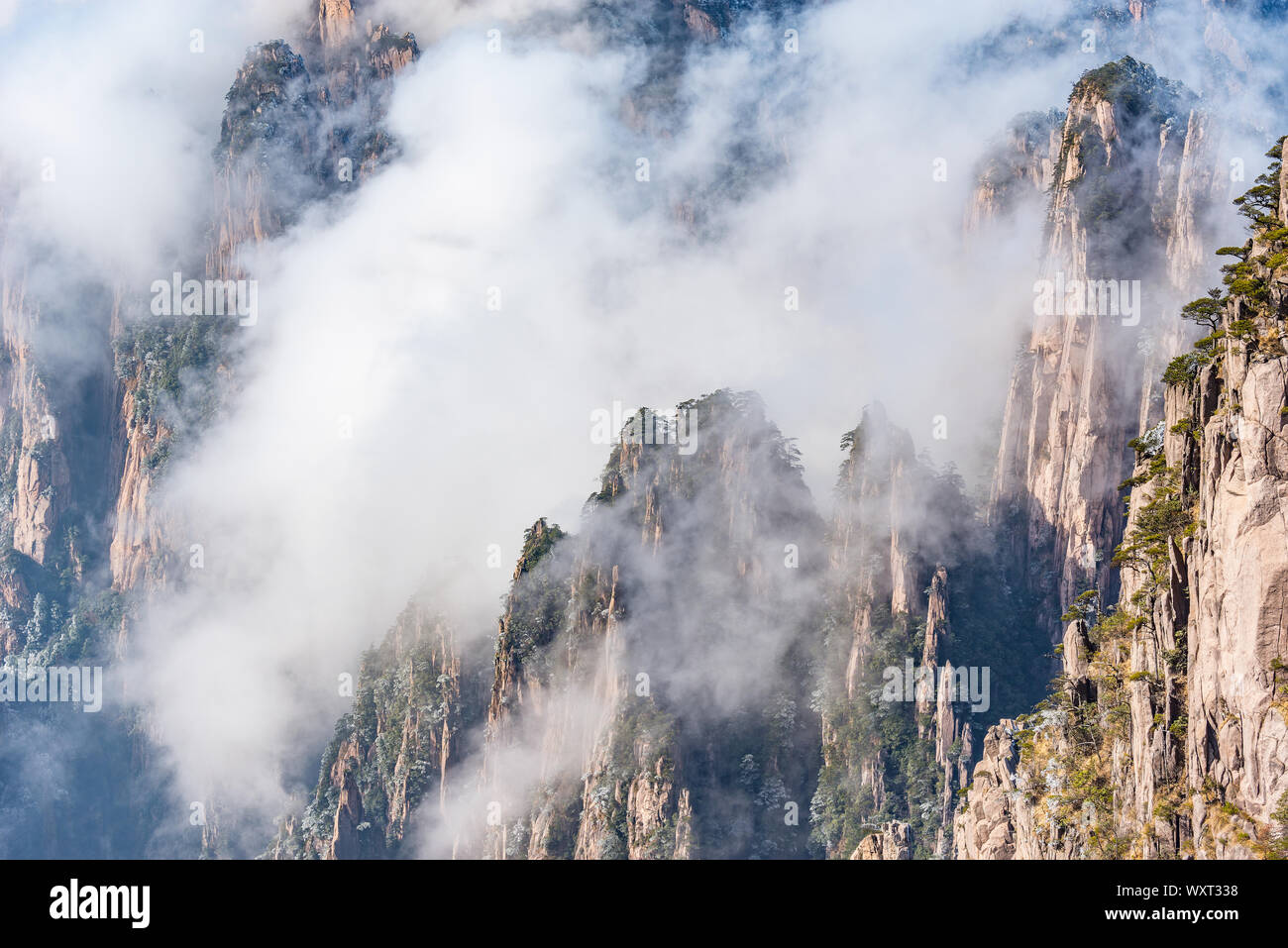 Nuages au-dessus des sommets de Huangshan Parc National. La Chine. Banque D'Images