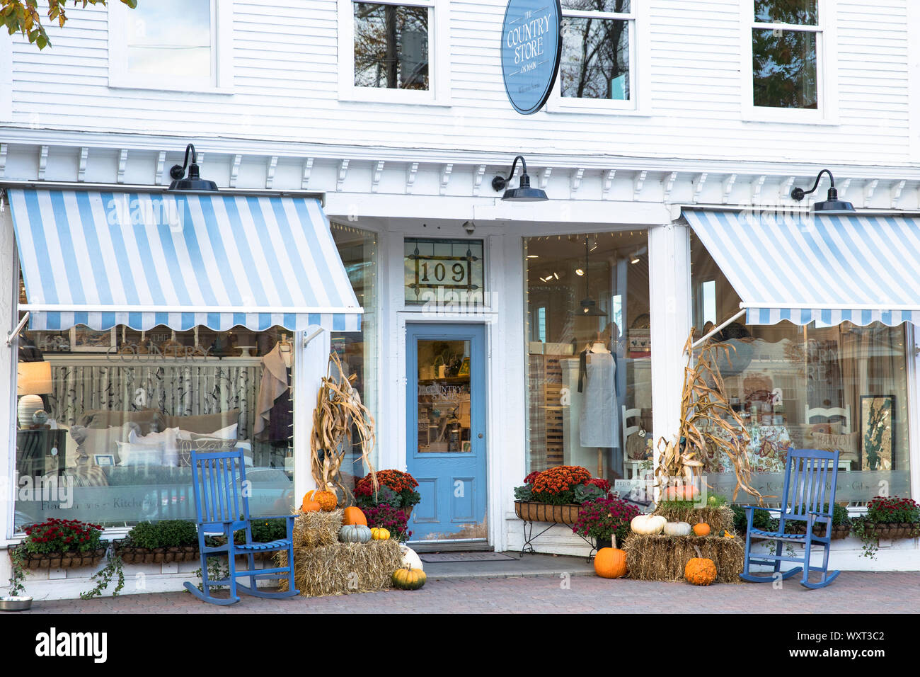 Le Country Store avec des chaises à bascule et des citrouilles sur la rue Main à Stowe, Vermont, Etats-Unis Banque D'Images