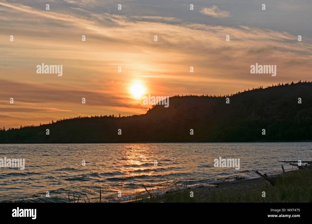 Coucher du soleil sur la côte nord du lac Supérieur dans le parc provincial Neys Banque D'Images