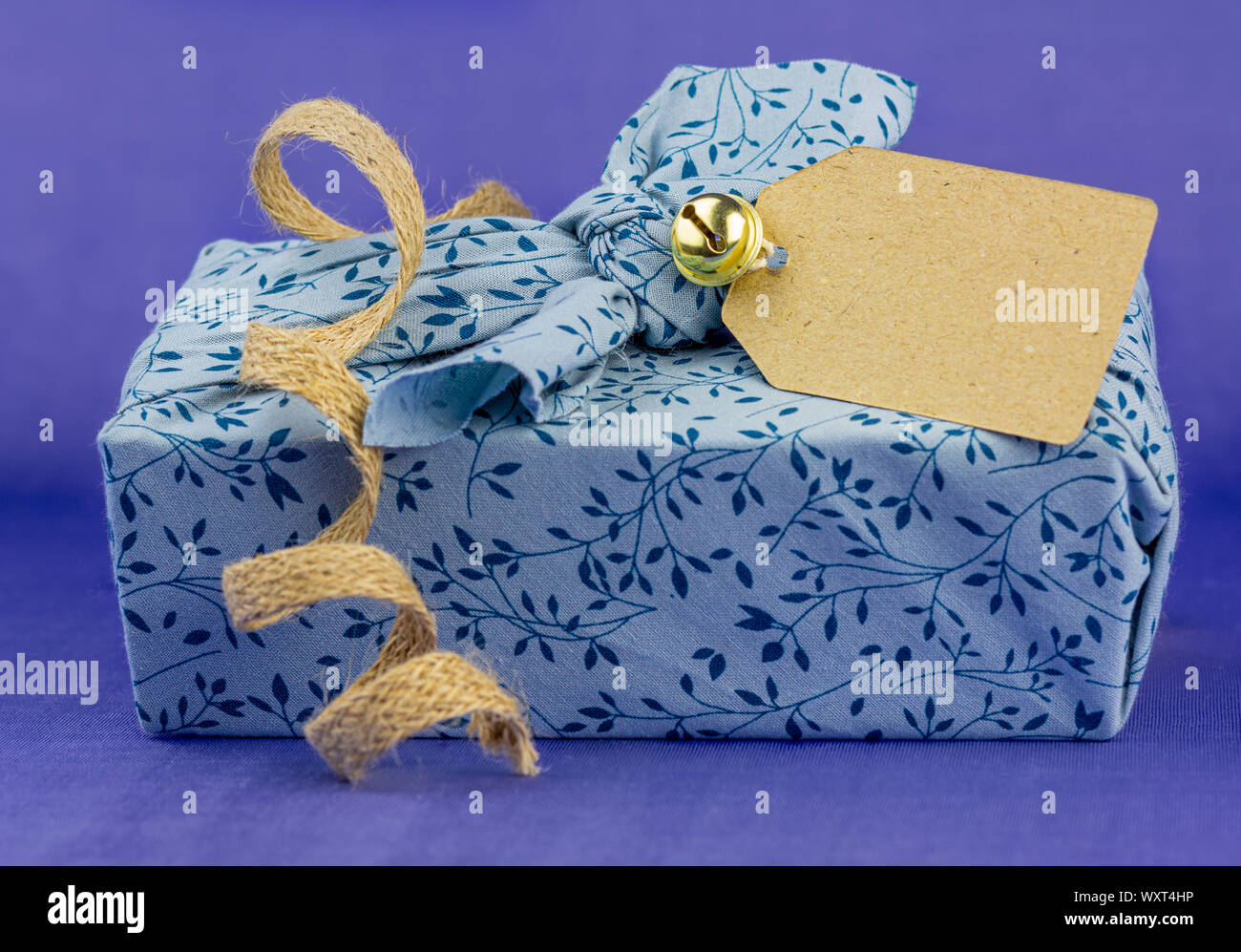 Cadeau enveloppé de tissu avec étiquette vierge et réutilisables Emballage cadeau  durable concept zéro déchet alternatives Photo Stock - Alamy