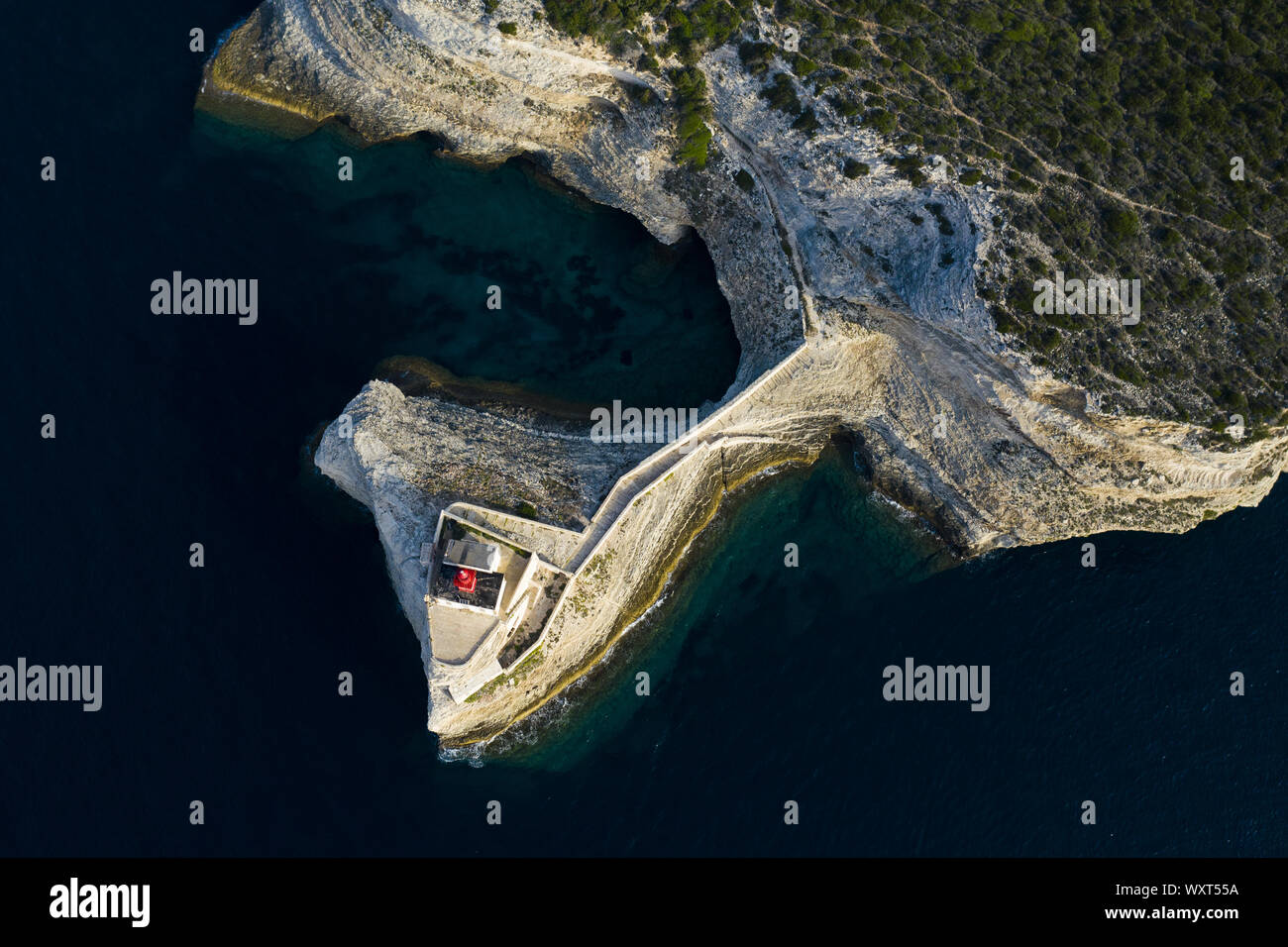 Vue de dessus, superbe vue aérienne de la pointe de la Madonnetta à l'entrée du port de Bonifacio. Bonifacio, Corse, France. Banque D'Images