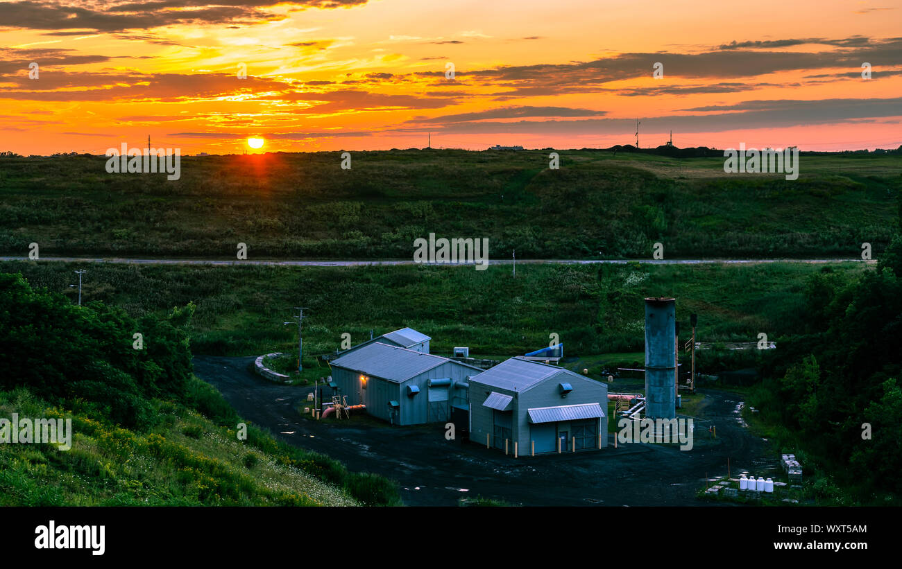 Usine de biogaz au coucher du soleil en zone urbaine Banque D'Images