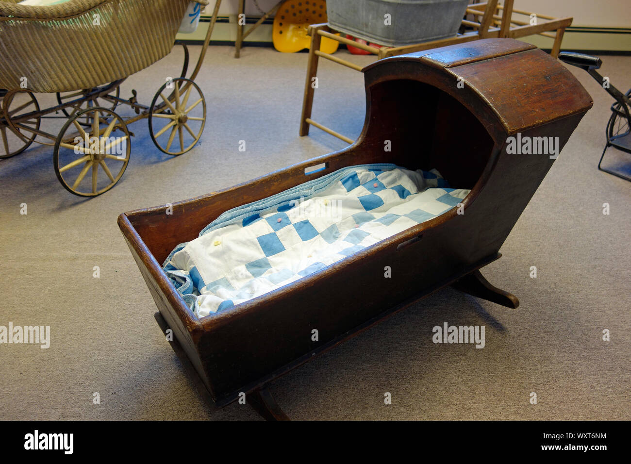 Berceau Bebe En Bois Ancien Photo Stock Alamy