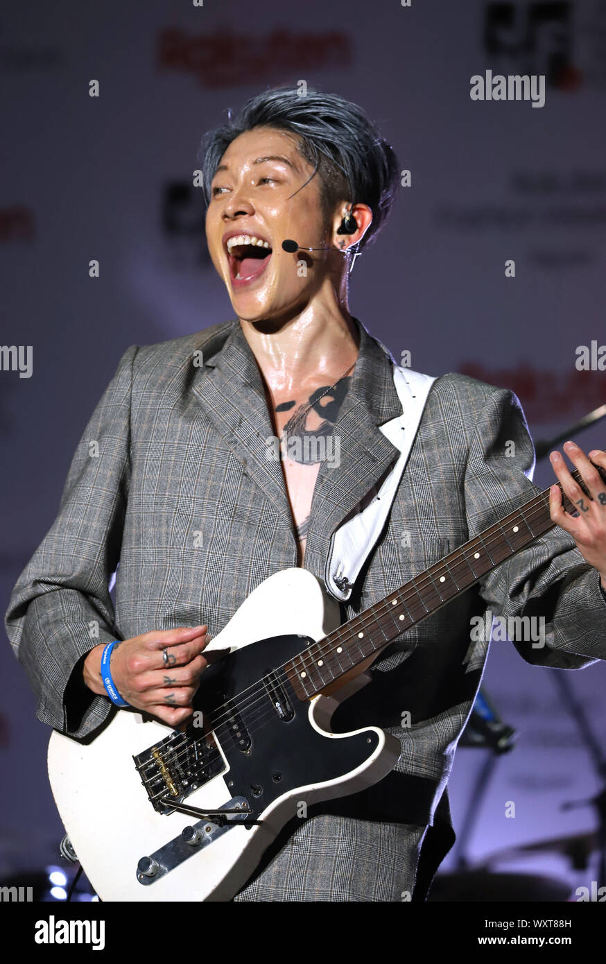 Tokyo, Japon. Sep 17, 2019. L'acteur et musicien japonais Miyavi joue de la guitare lors d'une réception de 'Rakuten Fashion Week Tokyo' à un Tokyo Mardi, Septembre 17, 2019. E-commerce japonais Rakuten géant va parrainer pour la collections de mode qui se tiendra entre les 14 et 20. Credit : Yoshio Tsunoda/AFLO/Alamy Live News Banque D'Images